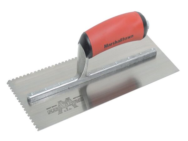Marshalltown Gezahnte und einseitig gekürzte Kelle, Flaches V-3x3x3 mm, Durasoft Griff, Stahl, Maße: 279x114 mm