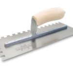 Marshalltown Gezahnte Kelle, Eckig 4,5x3x4,5 mm, Gebogener Holzgriff, Stahl, Maße: 279x114 mm