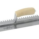 Marshalltown Gezahnte Kelle, U-6x13x6 mm, Gebogener Holzgriff, Stahl,  Maße: 279x114 mm