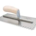 Marshalltown Gezahnte Kelle, U-6x6x6 mm, Gebogener Holzgriff, Stahl, Maße: 279x114 mm