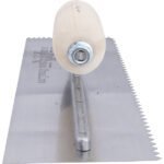 Marshalltown Gezahnte Kelle, V-6x4,5 mm, Gebogener Holzgriff, Stahl, Maße: 279x114 mm