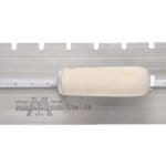 Marshalltown Gezahnte Kelle, U-6x10x32 mm, Gebogener Holzgriff, Carbonstahl, Maße: 305x102 mm
