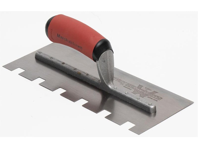Marshalltown Gezahnte Kelle Marshalltown Gezahnte Kelle, Eckig 15x15x30 mm, Durasoft Griff, Carbonstahl, Maße: 279x102 mm – Bild 1