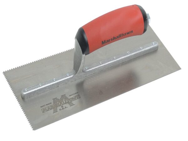 Marshalltown Gezahnte und einseitig gekürzte Kelle, Eckig 1,5x1,5x1,5 mm, Durasoft Griff, Stahl, Maße: 279x114 mm