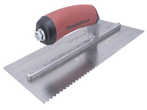 Marshalltown Gezahnte und einseitig gekürzte Kelle, Flacher V-3x3x1,5 mm, Durasoft Griff, Stahl, Maße: 279x114 mm