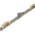 Marshalltown Bodenglätter "T-Kanal", abgerundete Enden, 2 Holzgriffe & Gewinde-Kippgelenk, Magnesium, Maße: 1219x79 mm