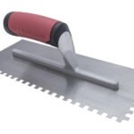 Marshalltown QLT Gezahnte Kelle, Eckig 4,5x4,5x4,5 mm, Soft Grip Griff, Stahl, Maße: 279x114 mm