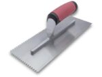 Marshalltown QLT Gezahnte Kelle, V-6x4,5 mm, Soft Grip Griff, Stahl, Maße: 279x114 mm