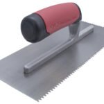 Marshalltown QLT Gezahnte Kelle, V-4,5x4 mm, Soft Grip Griff, Stahl, Maße: 279x114 mm