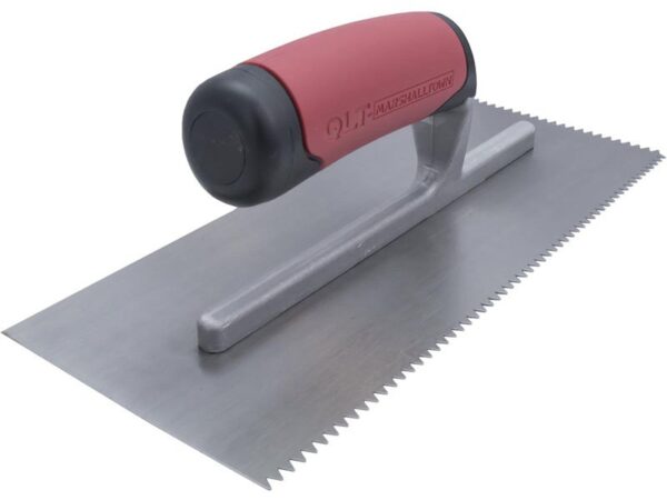 Marshalltown QLT Gezahnte Kelle, V-4,5x4 mm, Soft Grip Griff, Stahl, Maße: 279x114 mm
