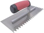 Marshalltown QLT Gezahnte Kelle, V-13x12 mm, Soft Grip Griff, Stahl, Maße: 279x114 mm