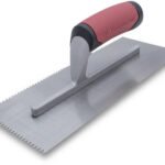 Marshalltown QLT Gezahnte Kelle, V-5,5x4 mm, Soft Grip Griff, Stahl, Maße: 279x114 mm