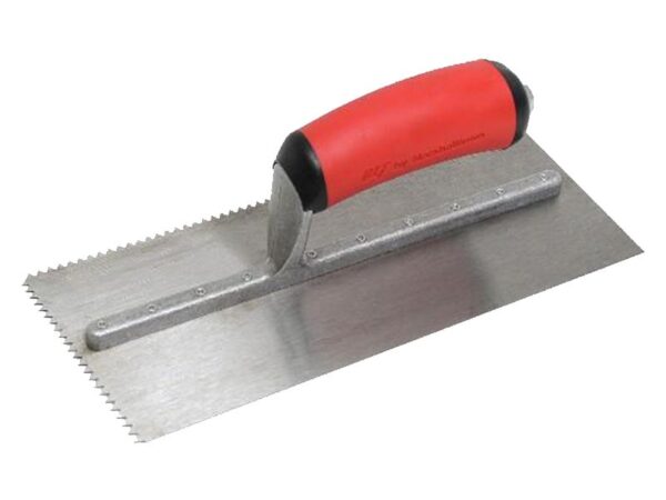 Marshalltown QLT Gezahnte und einseitig gekürzte Kelle, V - 4,5x4 mm, Soft Grip Griff, Stahl, Maße: 279x114 mm