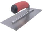 Marshalltown QLT Gezahnte und einseitig gekürzte Kelle, Flaches V - 3x3x1,5 mm, Soft Grip Griff, Stahl, Maße: 279x114 mm – Bild 3