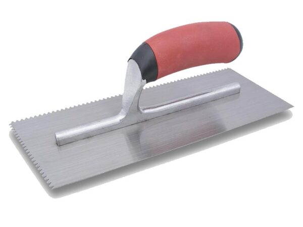 Marshalltown QLT Gezahnte und einseitig gekürzte Kelle, Flaches V - 2,5x2,5x2,5 mm, Soft Grip Griff, Stahl, Maße: 279x114 mm