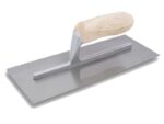 Marshalltown QLT Gezahnte und einseitig gekürzte Kelle, Flaches V-3x3x1,5 mm, Holzgriff, Stahl, Maße: 279x114 mm