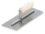 Marshalltown QLT Gezahnte und einseitig gekürzte Kelle, U-3x3x3 mm, Holzgriff, Stahl, Maße: 279x114 mm