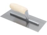 Marshalltown QLT Gezahnte und einseitig gekürzte Kelle, U-3x3x3 mm, Holzgriff, Stahl, Maße: 279x114 mm – Bild 2