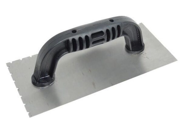 Marshalltown QLT Gezahnte Kelle, Flaches V 3x3x11, Kunststoffgriff, Stahl, Maße: 229x102 mm