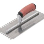 Marshalltown Zweiseitige Gezahnte Kelle, eckig, 10mm Kerben, Durasoft Griff, Edelstahl, Maße: 279x114 mm