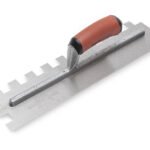 Marshalltown Zweiseitige Gezahnte Kelle, eckig, 19x19x19mm Kerben, Durasoft Griff, Edelstahl, Maße: 406x101 mm